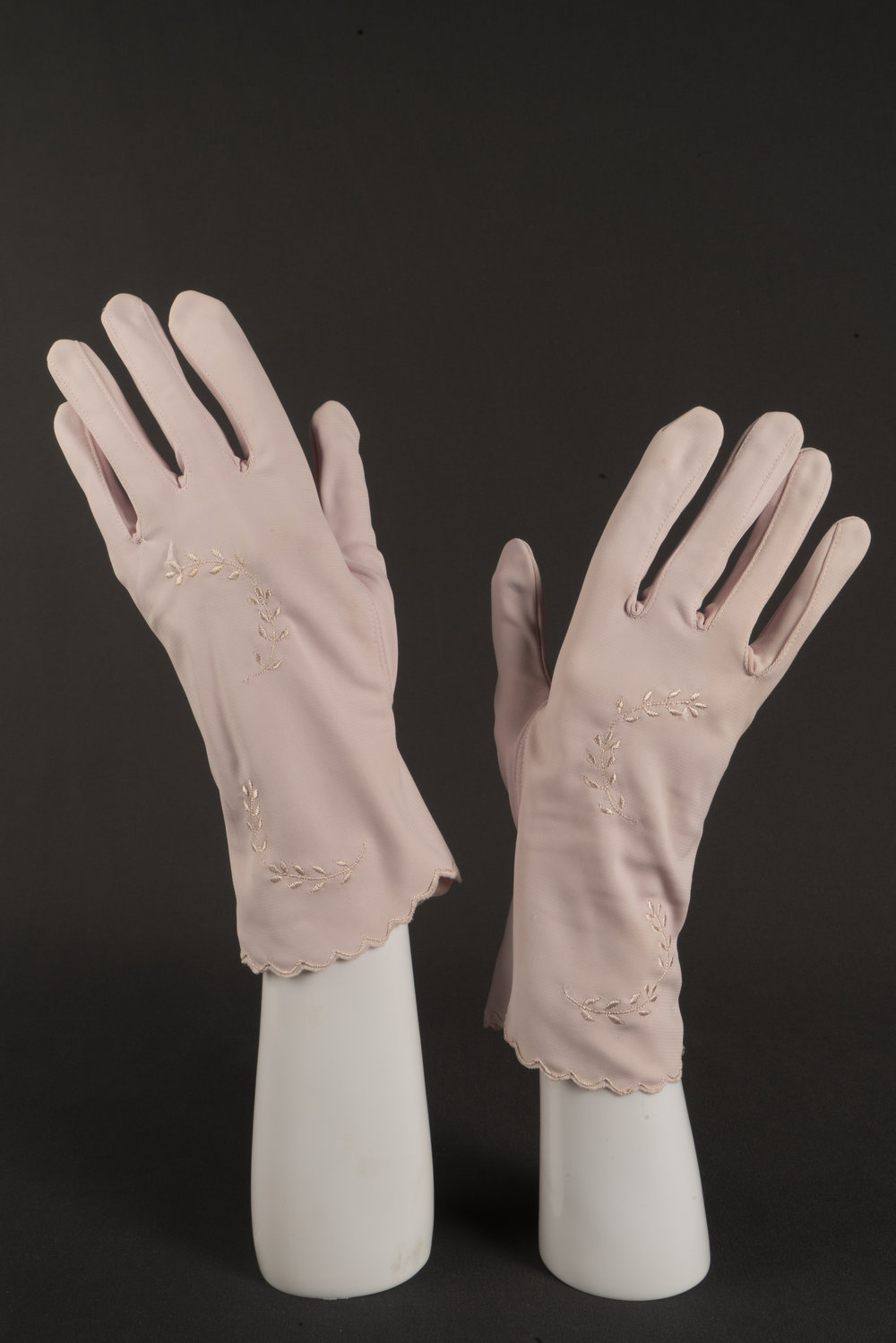 Pair of lilac embroidered gloves