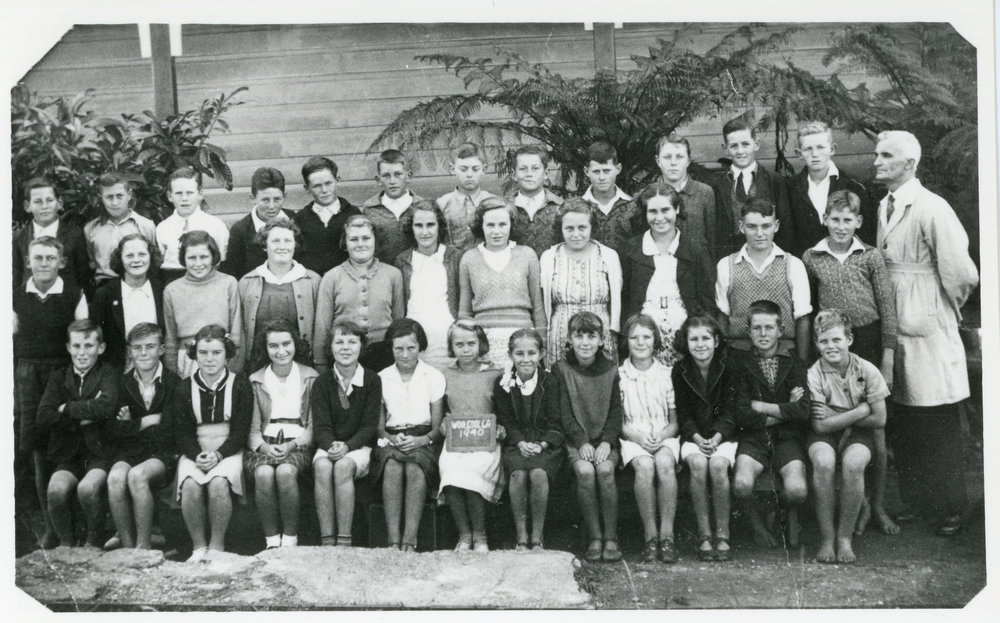 Woolgoolga School class with teacher Frewin Symons, 1940