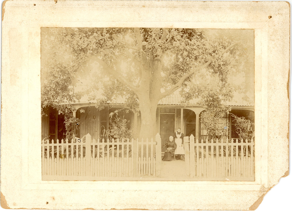 Janet Mary Korff and maid outside Oak Cottage in Hereford Street