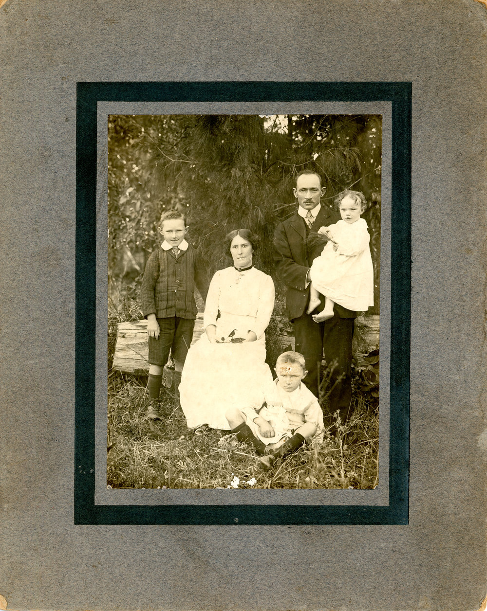 Hetta and Frank Hoschke with family