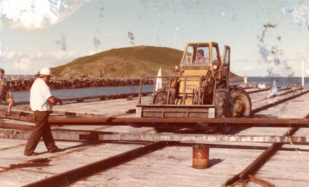 Iron tracks being removed from the Jetty, 1984