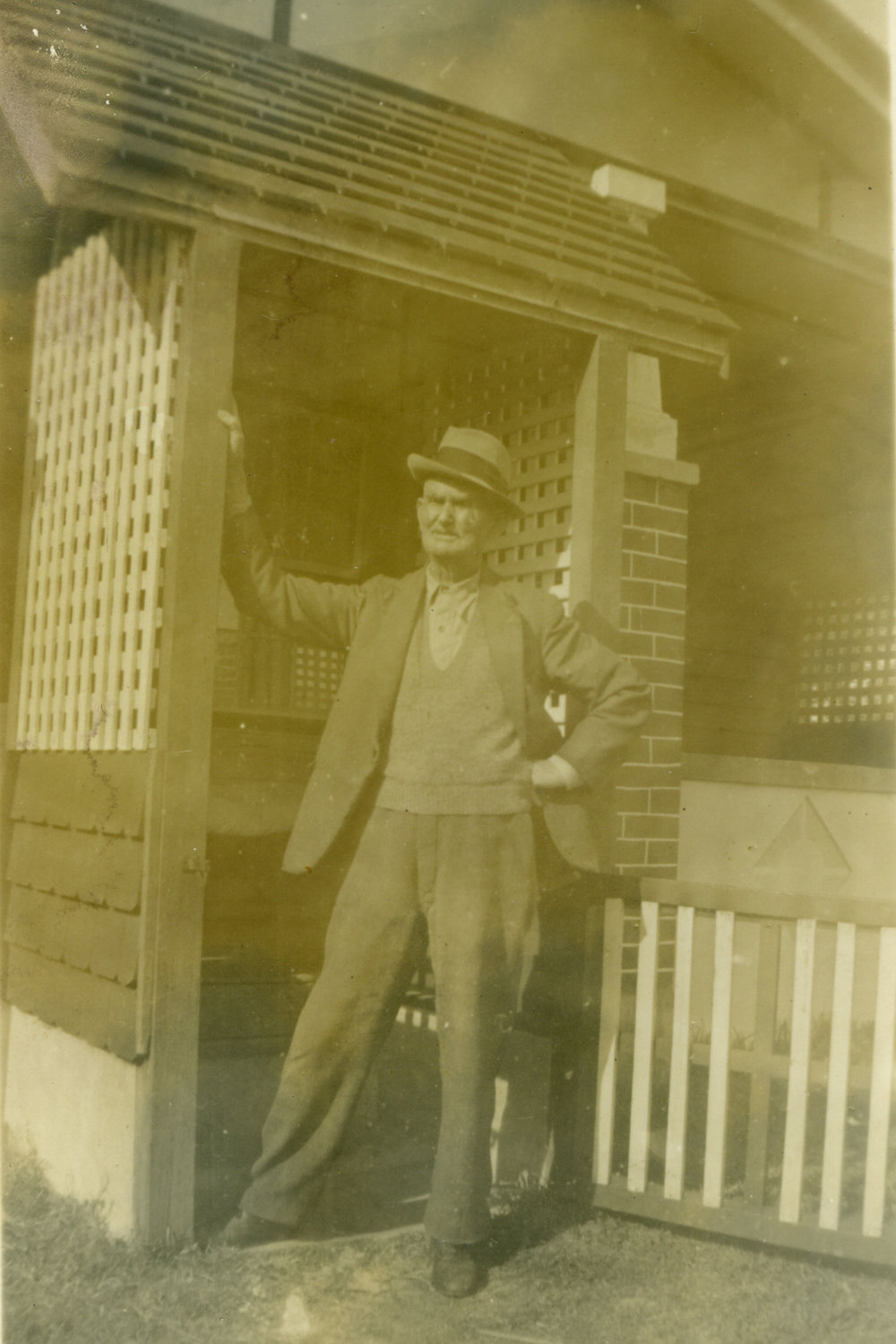 Tom Richards in front of house Red Rock