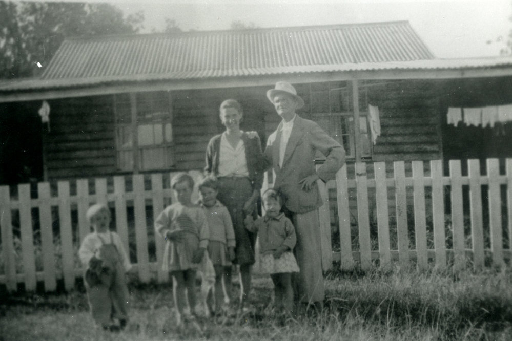 Tom Richards and family, Red Rock 1940