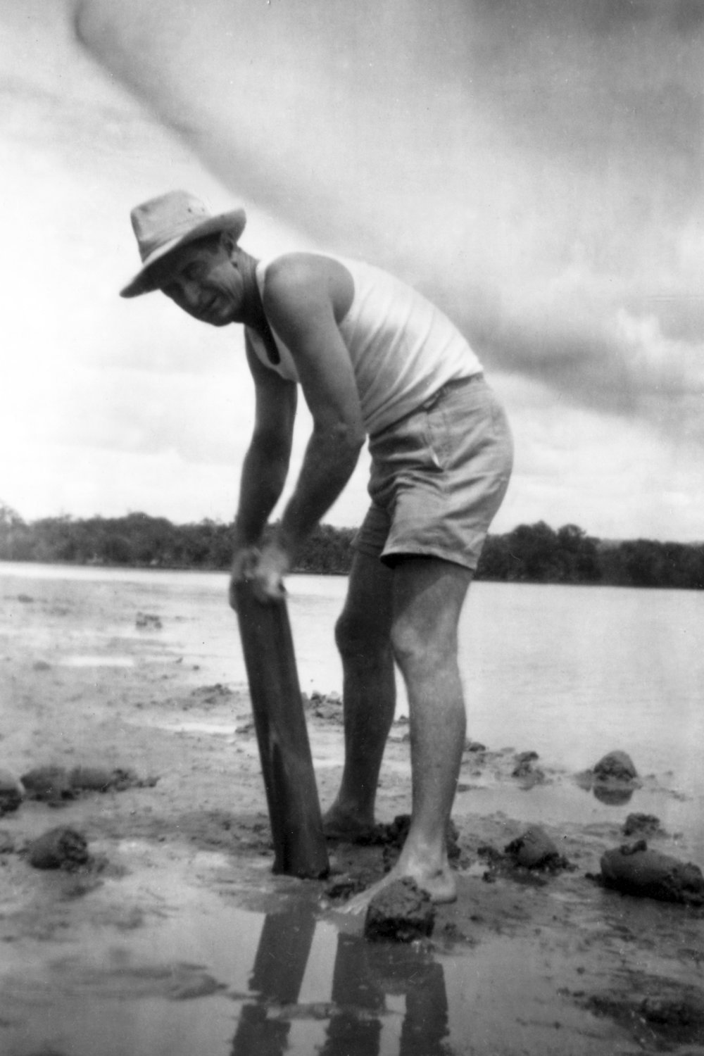 Bill Lynch with yabby pump Red Rock 1940