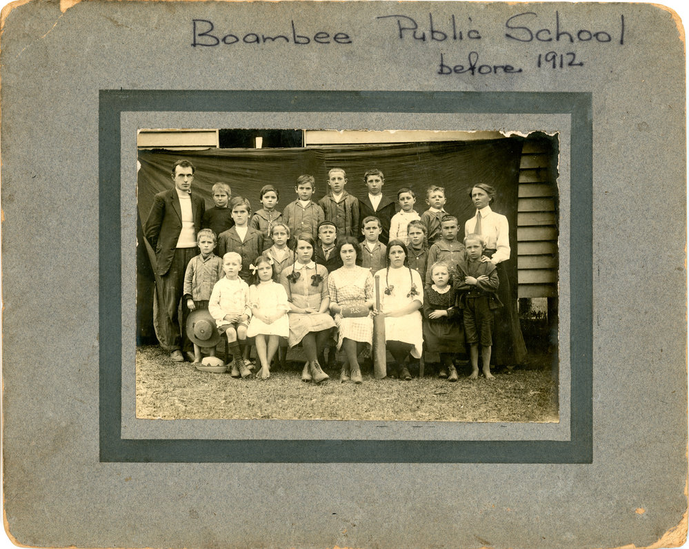 Teacher Bruce Murdoch with Mrs Annie Murdoch and pupils of Boambee Public School, 1911