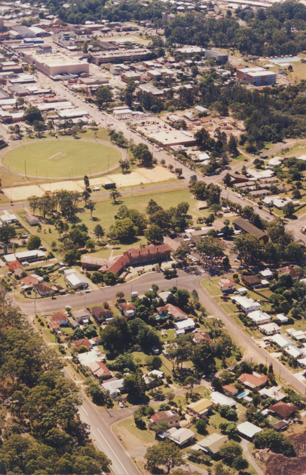 Aerial view of Coffs Harbour Public School, 1990s
