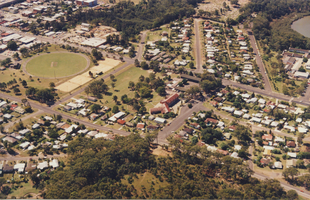 Aerial view of Coffs Harbour Public School on Salamander Street, 1990s