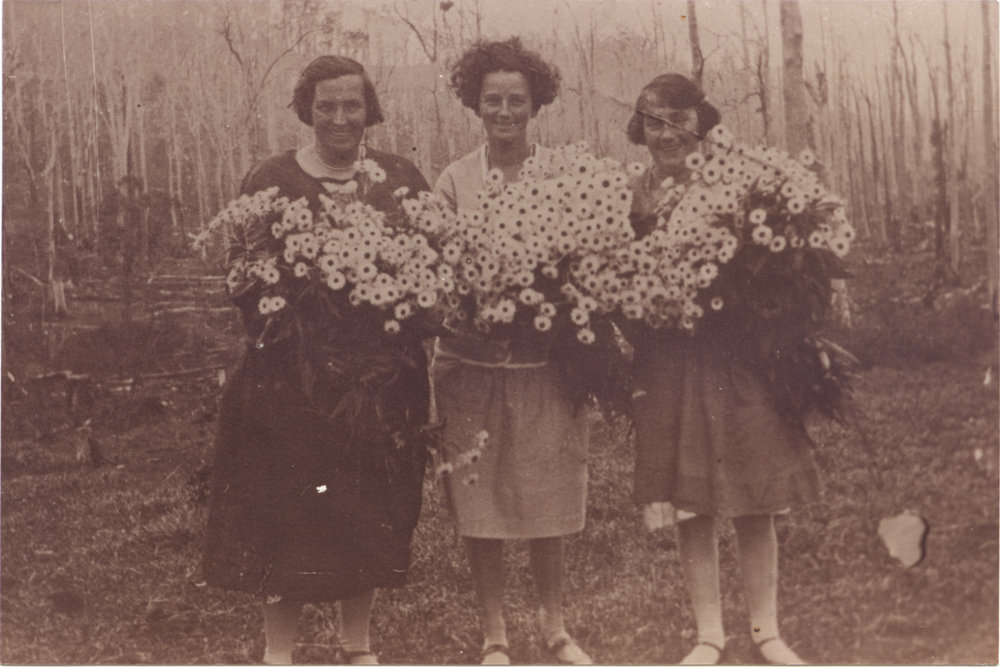 Miss Eva Moran with Mrs Eric Eckford and Mrs Amos Moran, early 1920s