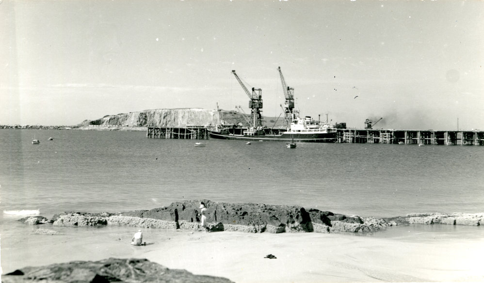 Park Beach and the MV Nilpena at Coffs Jetty, mid 1950s