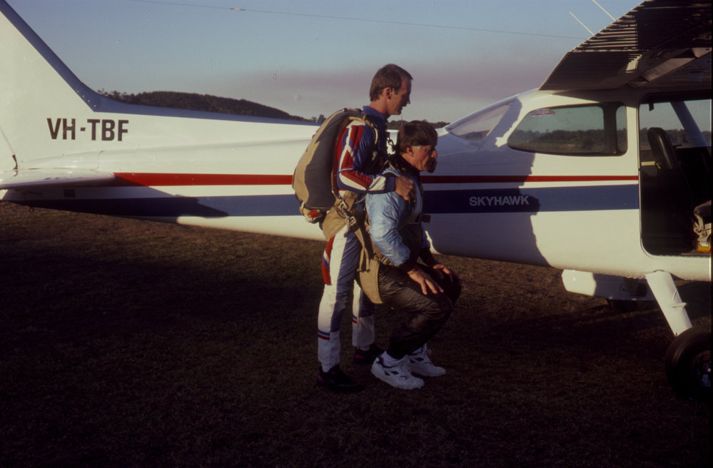 Skydivers practise next to Cessna Skyhawk plane, April 1995