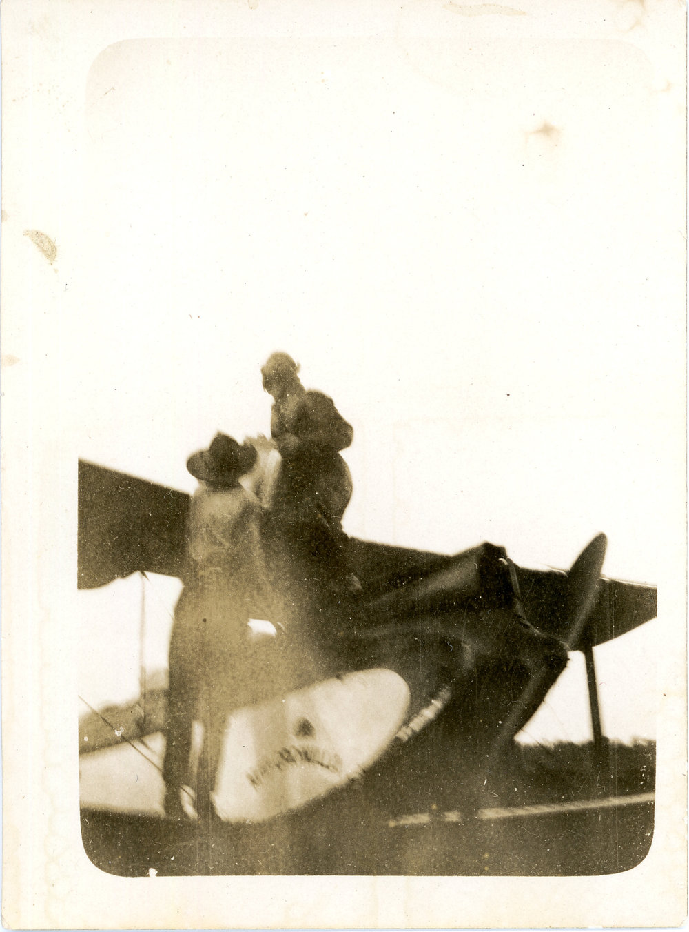 Refuelling an aeroplane manually
