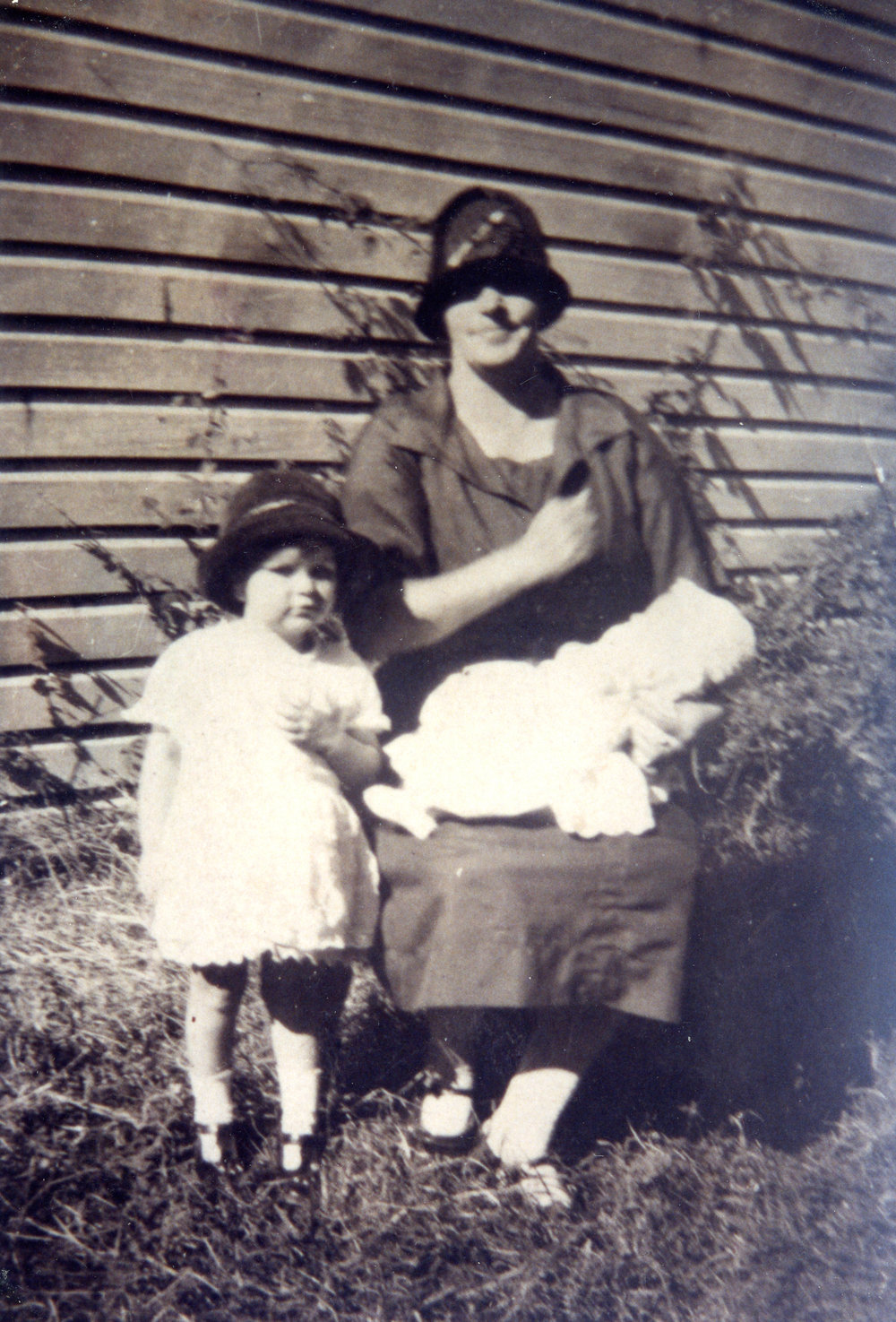 Una Barber with Grace and Laura, 1915