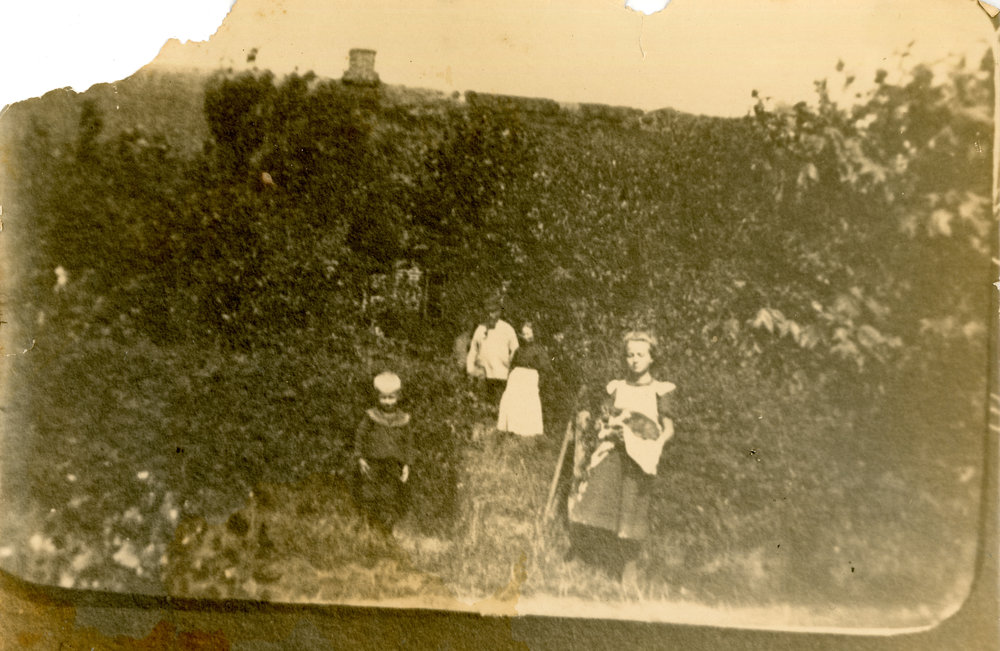 Portrait of a family of four, early 1900s