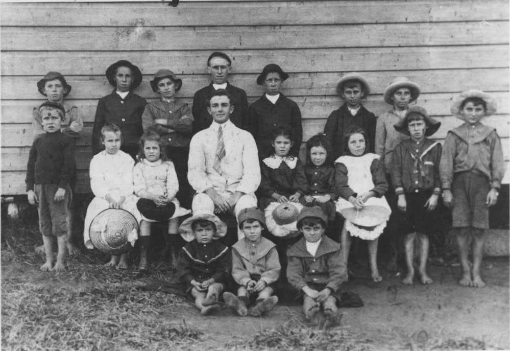 Teacher Mr Saunders with pupils of Central Bucca School, 1913 