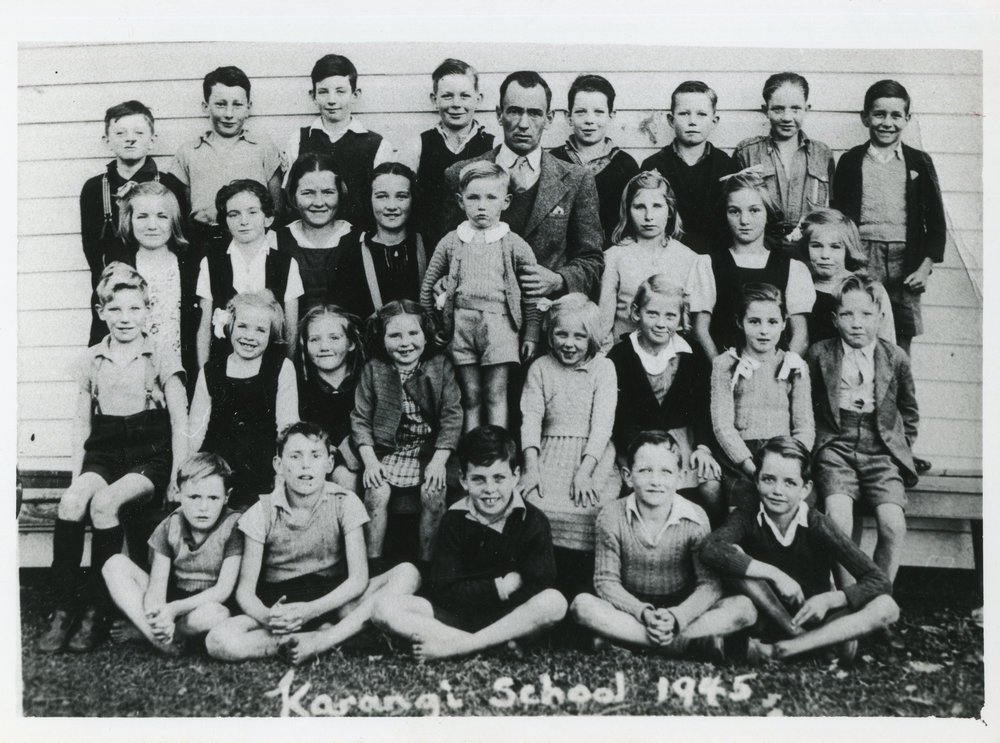 Teacher Rob Buckler and pupils of Karangi Public School, 1945