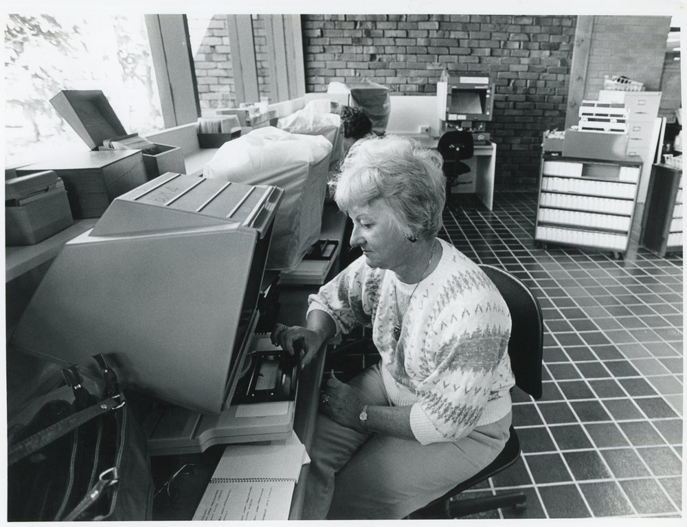 Shirley Rankin in the Family History section of the Coffs Harbour Library, 31 August 1988