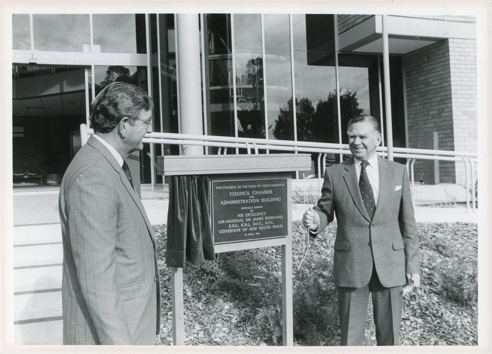 Sir James Rowland unveils the plaque for the new Shire Council Chamber, 18 April 1985