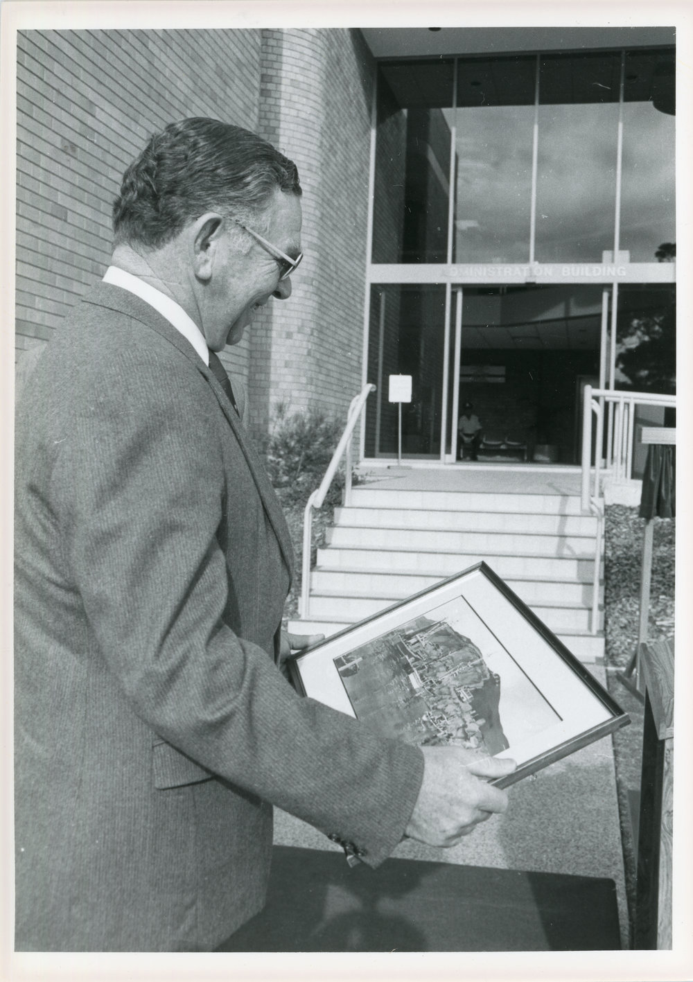 Presentation of a painting to Sir James Rowland, 1985