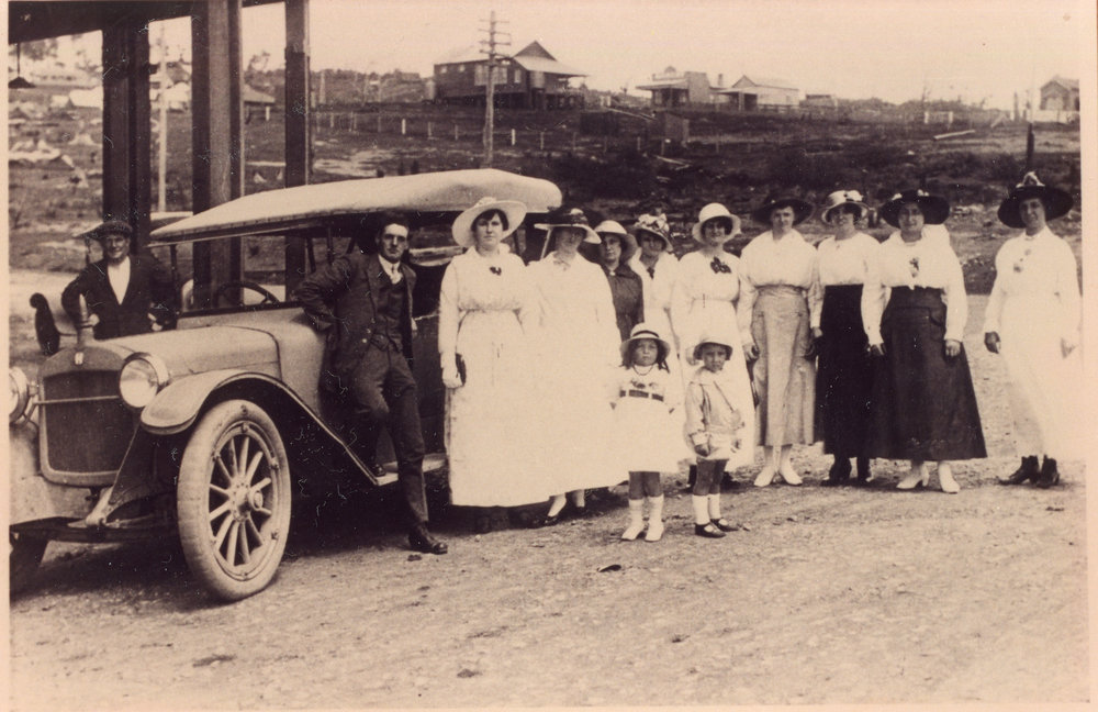 A group outside the Pier Hotel, c. 1914