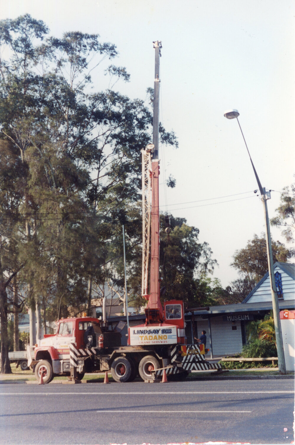 A Lindsay Bros crane lowers an anchor at the original Regional Museum, 6 October 1994