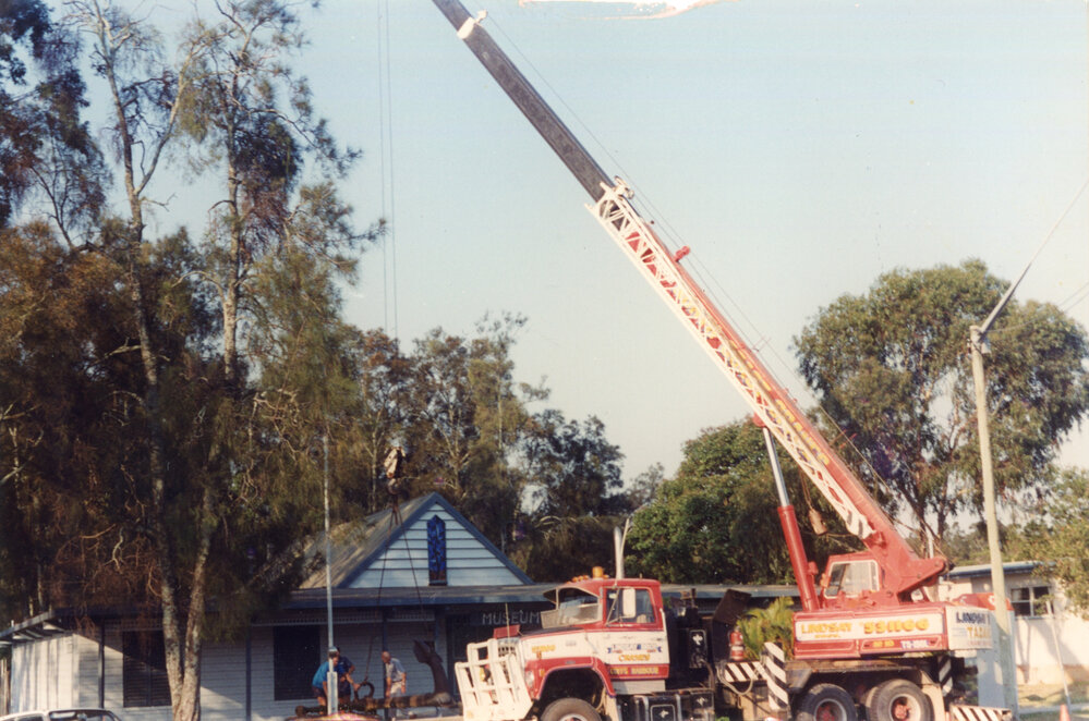 A Lindsay Bros crane lowers an anchor at the original Regional Museum, 6 October 1994
