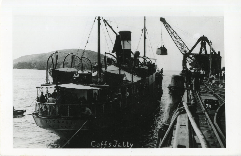 SS Fitzroy transferring passengers at Coffs Jetty, c.1920
