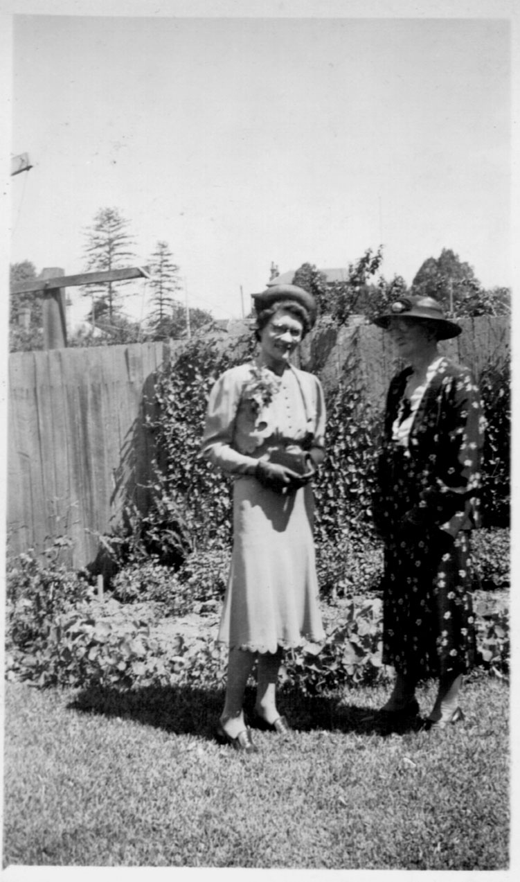Elizabeth Fowler with her mother Barbara Fowler, 9 February 1938