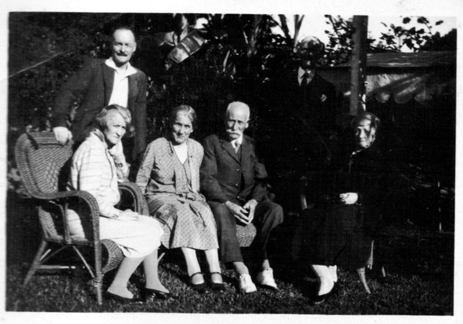 Barbara Fowler with friends, 1920s 