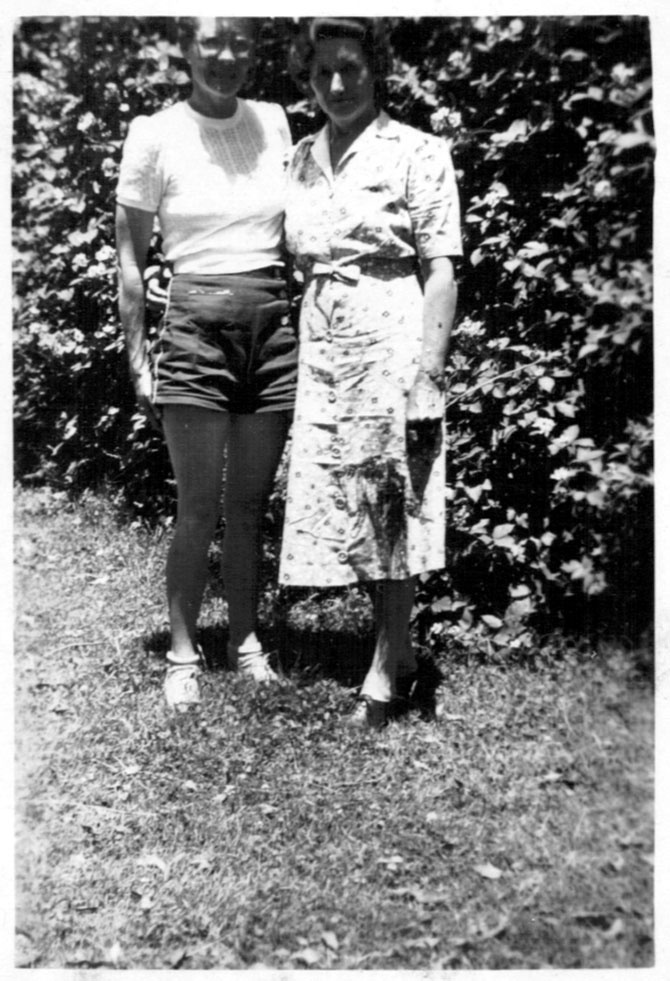Betty Nicol with her sister-in-law Alice Fowler at Solitary Street, 1940