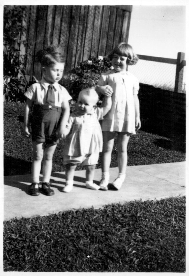 Robert Nicol flanked by his cousins at Solitary Street, 1940