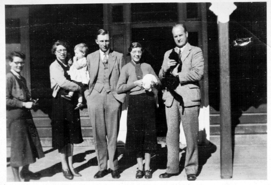 Nicol and Fowler families at the Comara Hotel, late 1930s