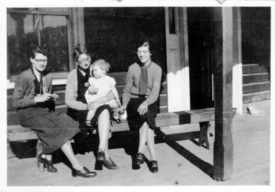 Betty Nicol with her daughter Barbara and Fowler children at the Comara Hotel, late 1930s 