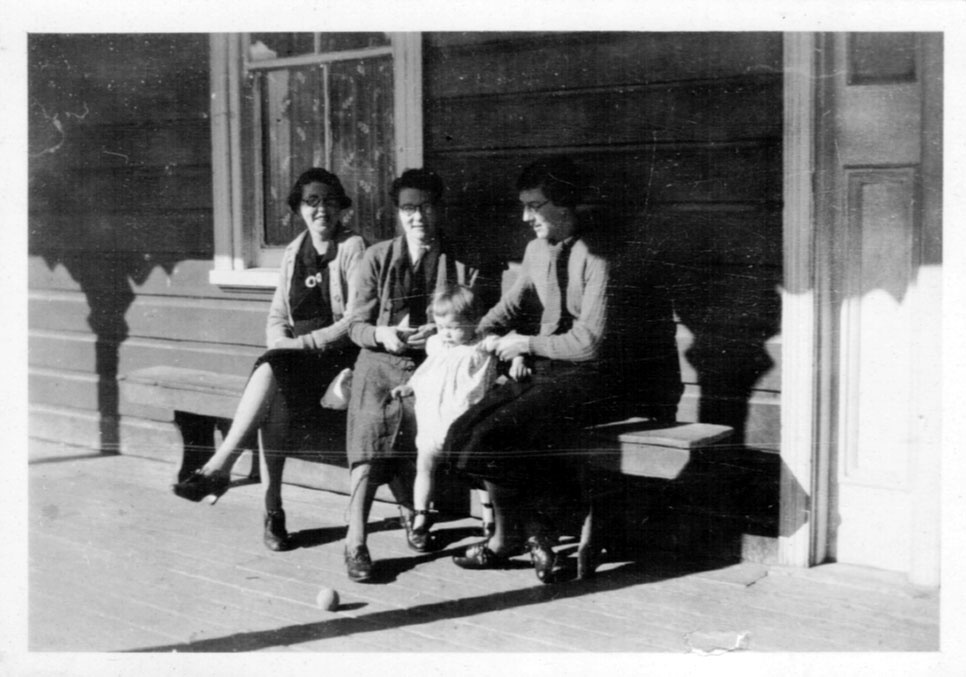 Betty Nicol with her daughter Barbara and Fowler children at the Comara Hotel, late 1930s 