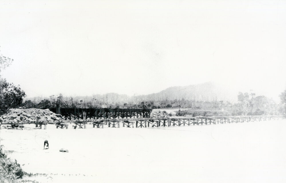Pedestrian bridge and railway bridge across Coffs Creek, 1920s