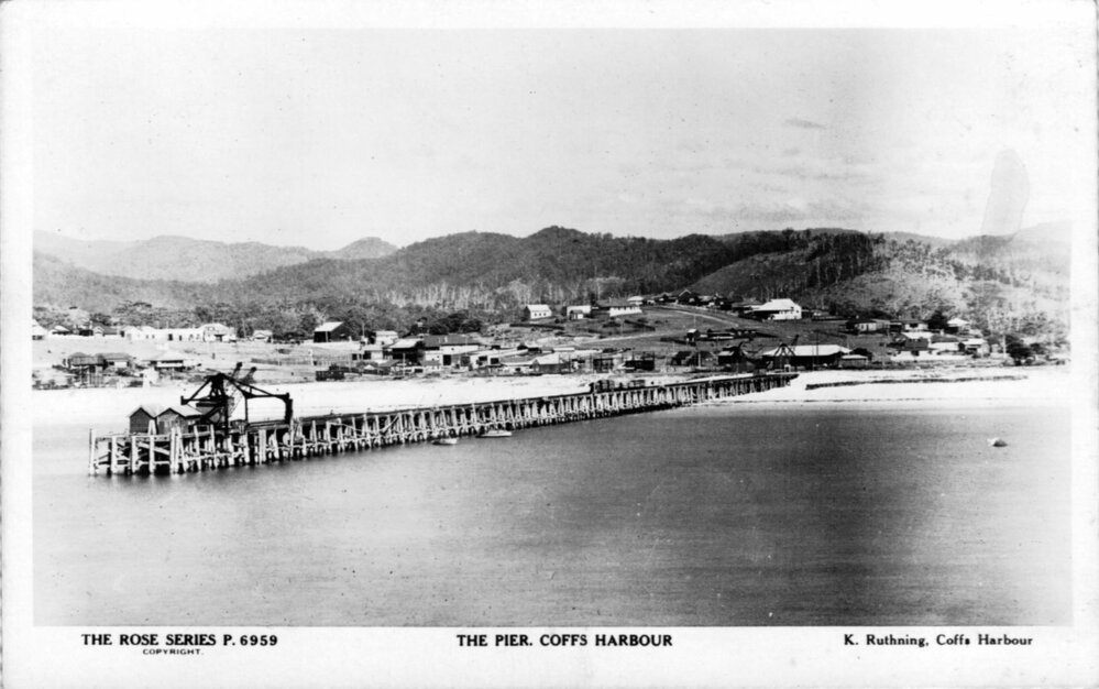 Looking towards Jetty Beach, the jetty and township from Muttonbird Island, c.1920