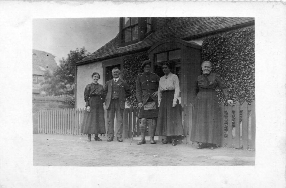 Robert Nicol surrounded by his aunt, uncle and cousins, 1916
