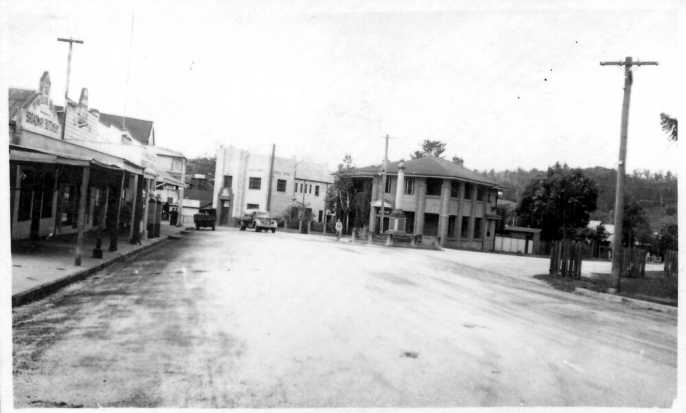 Bellingen main street and Cenotaph, late 1940s 