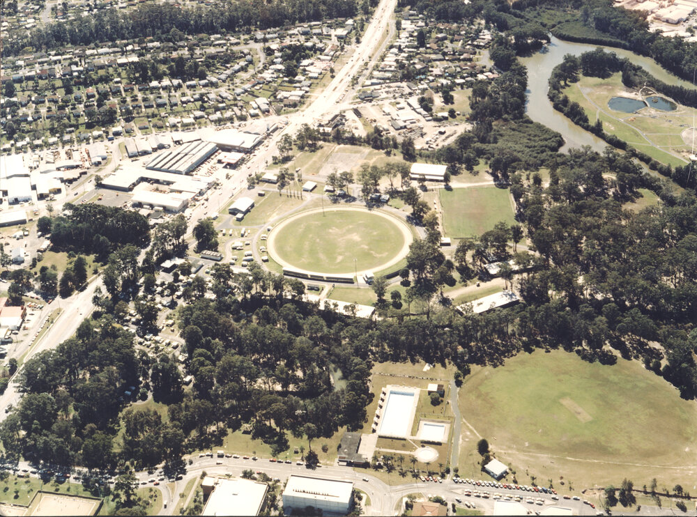 Aerial view of the Showground and War Memorial Swimming Pool, August 1990