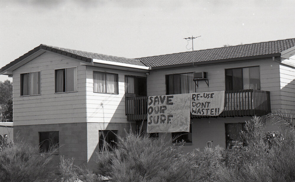 House sign against the ocean outfall project, 21 October 1991