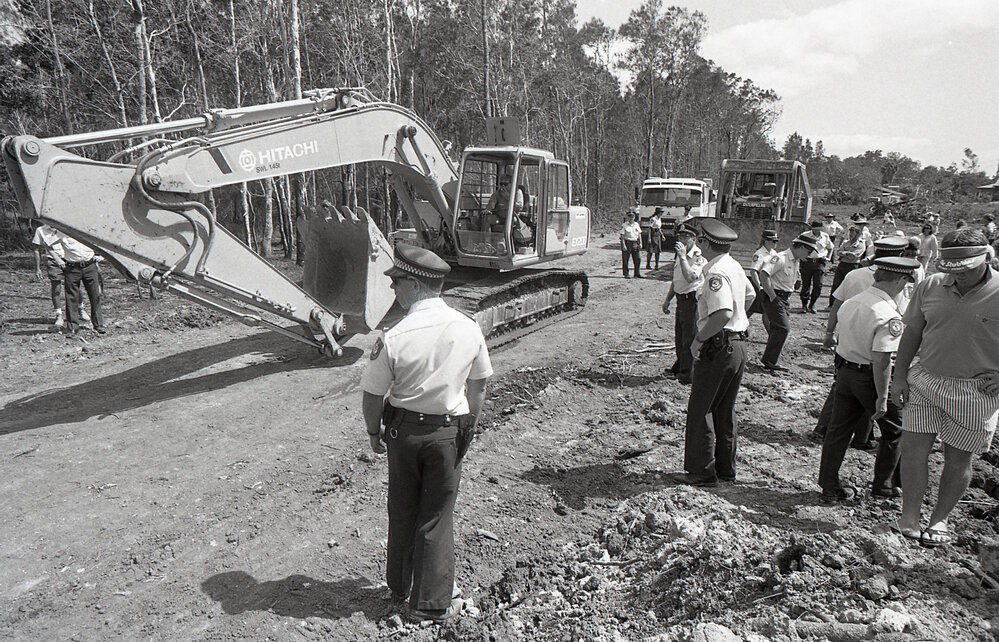 Heavy machinery rolls in under police guard, 25 November 1991