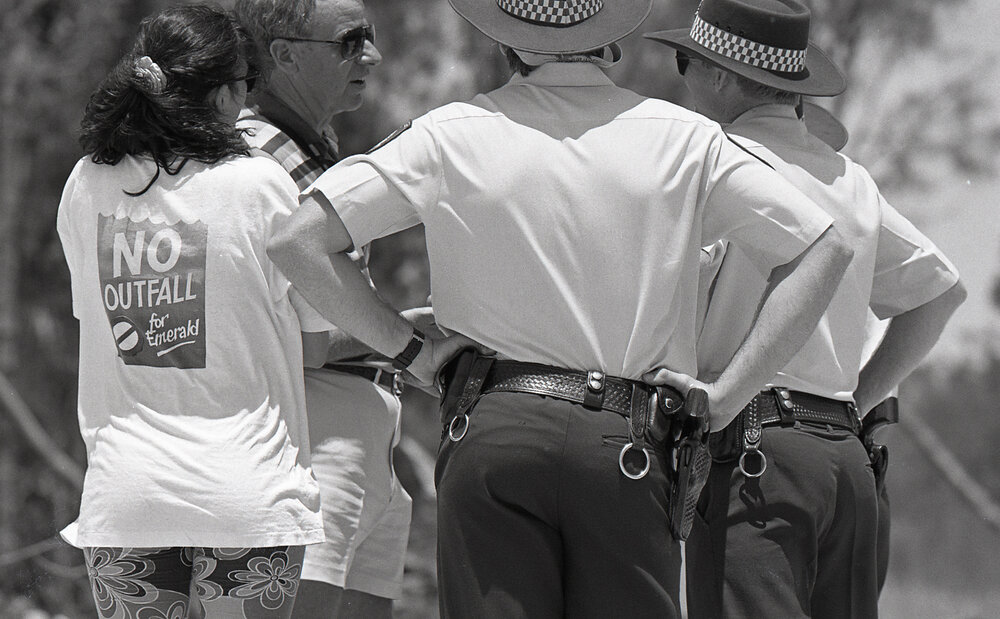 Police and protestors discuss options, 25 November 1991
