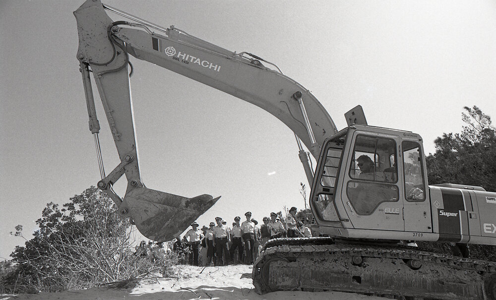 The trench digger starts, 25 November 1991