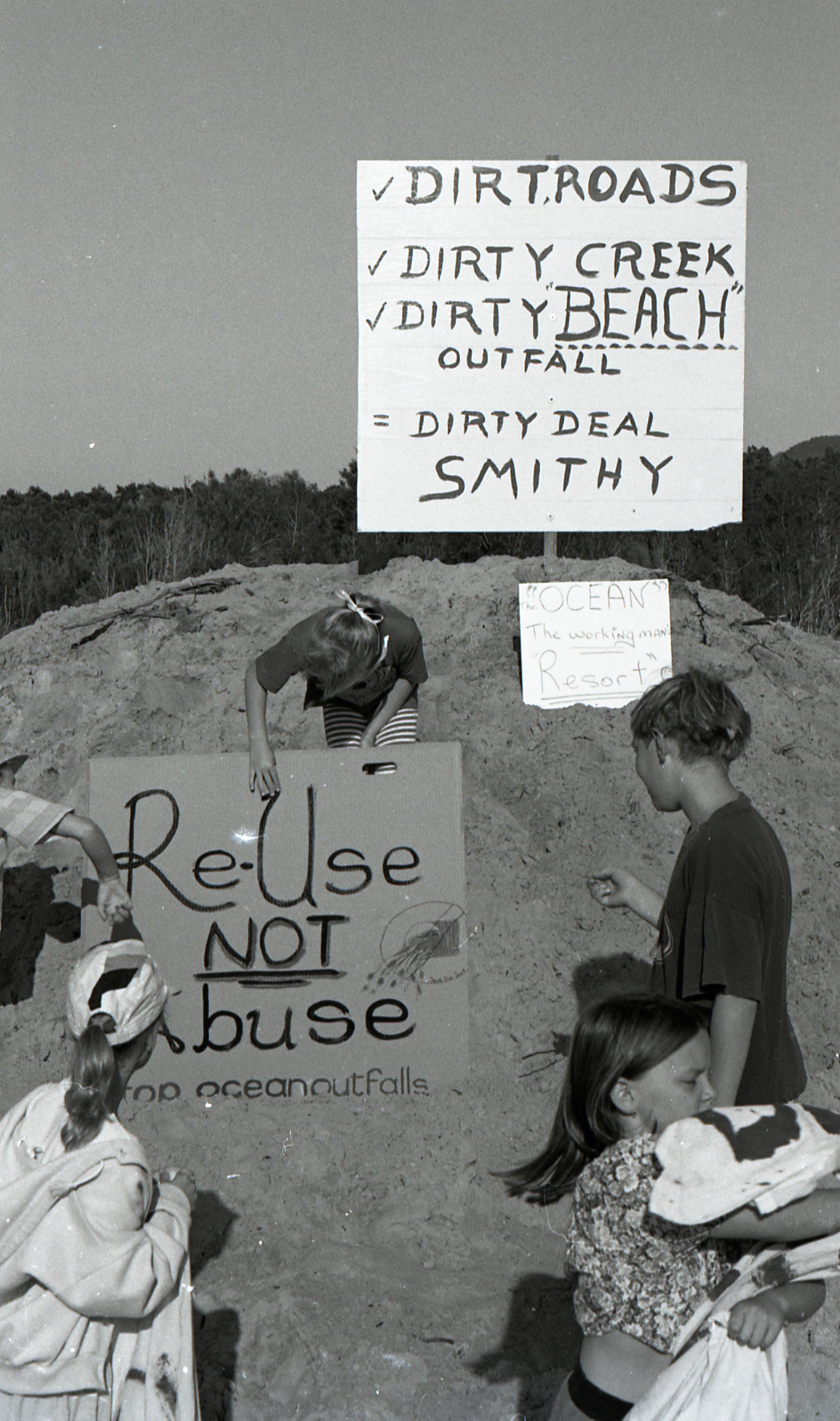 Signs against the ocean outfall, late 1991