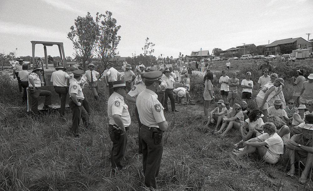 Police and protestors on Look-At-Me-Now headland, 25 November 1991