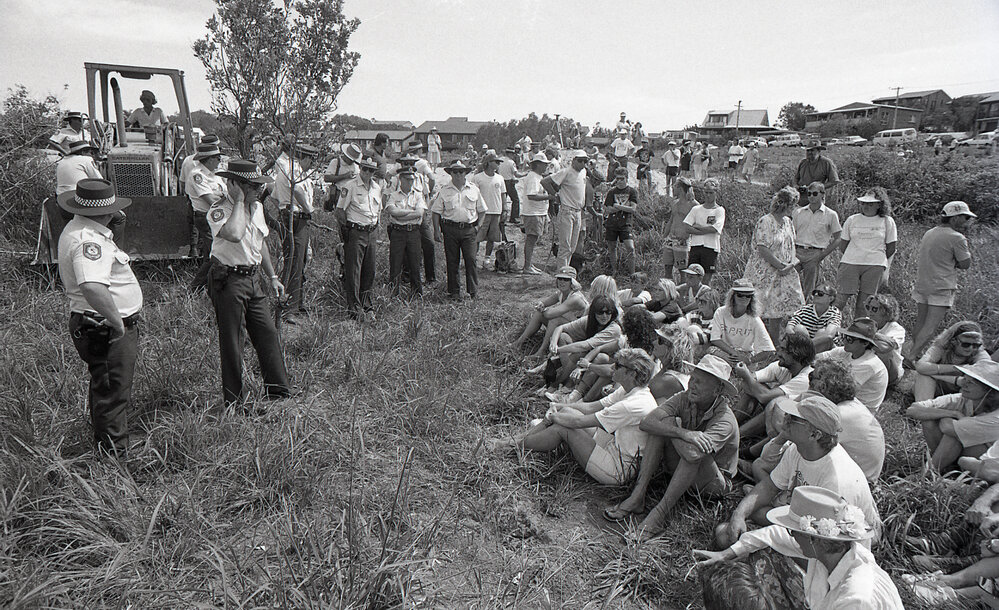 Police and protestors on Look-At-Me-Now headland, 25 November 1991