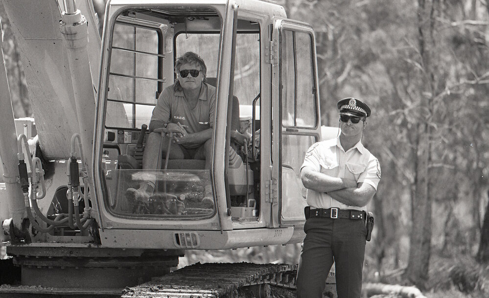 Work grinds to a halt on Look-At-Me-Now headland, 25 November 1991