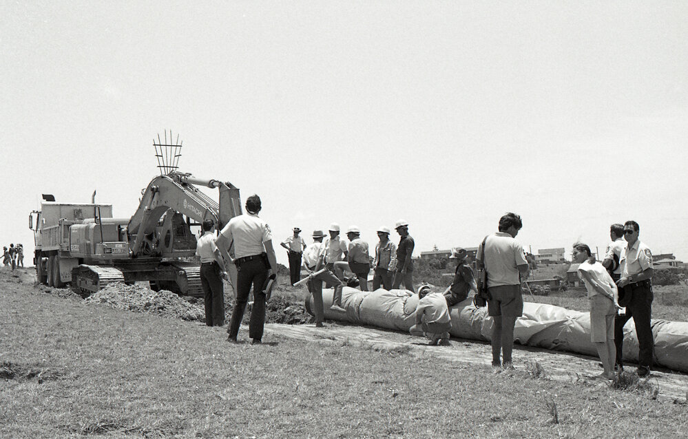 Police protect the trench digger and sewerage pipe, 3 December 1991