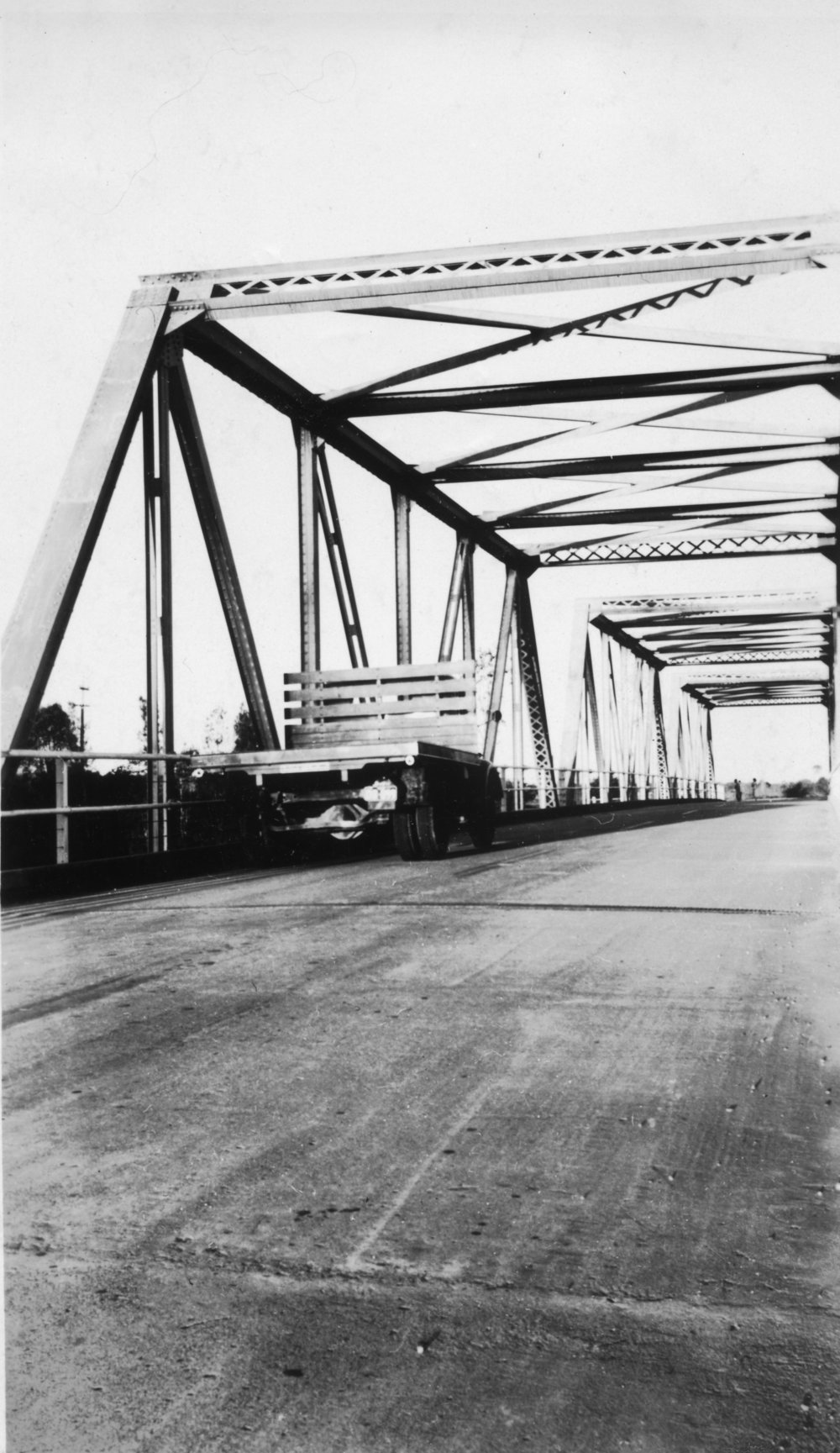 The pumpkin truck on the Raleigh bridge, 1950
