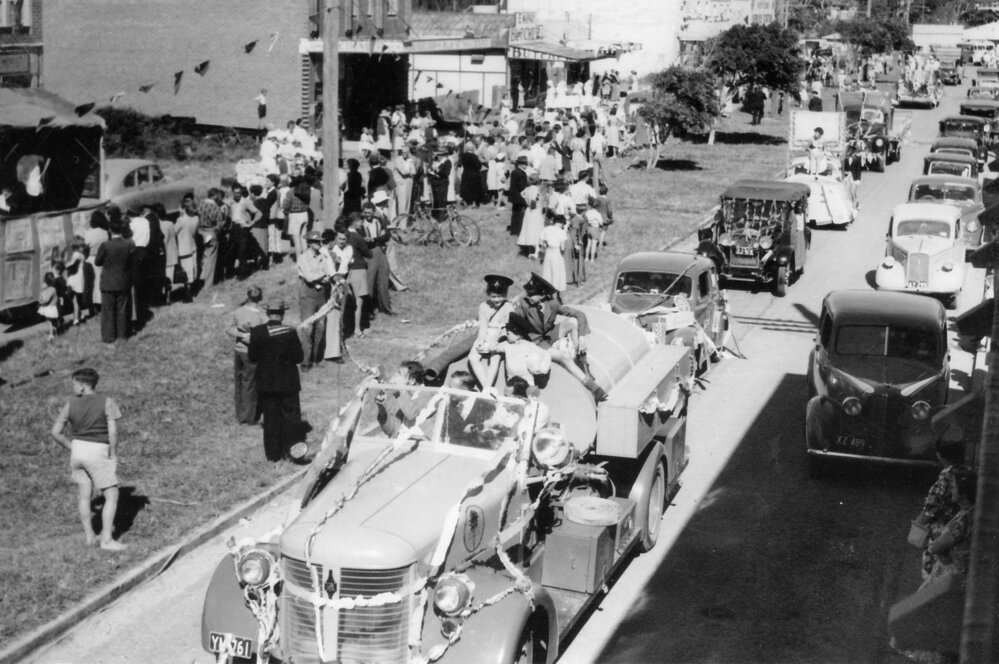 Parade on First Avenue in Sawtell, 1950