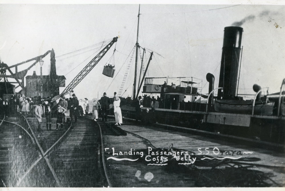 Passenger transfer for the SS Orara at the Jetty, c.1915